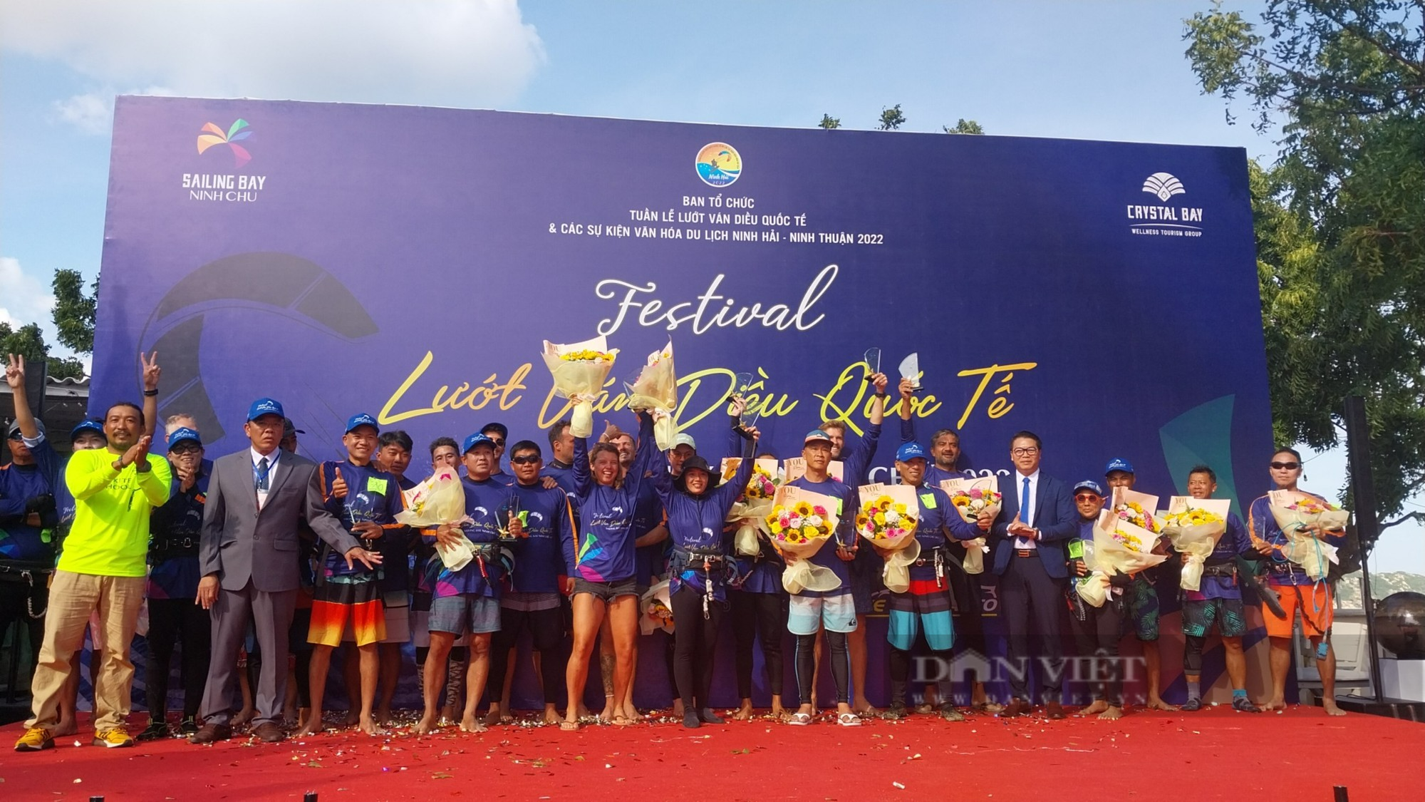 “Mãn nhãn” với bức tranh đầy màu sắc Festival lướt ván diều Quốc tế Sailing Bay Ninh Chử năm 2022 - Ảnh 1.