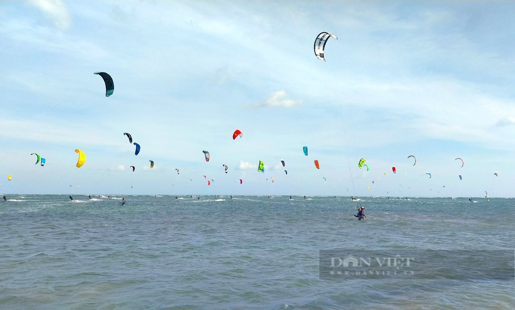 “Mãn nhãn” với bức tranh đầy màu sắc Festival lướt ván diều Quốc tế Sailing Bay Ninh Chử năm 2022 - Ảnh 3.