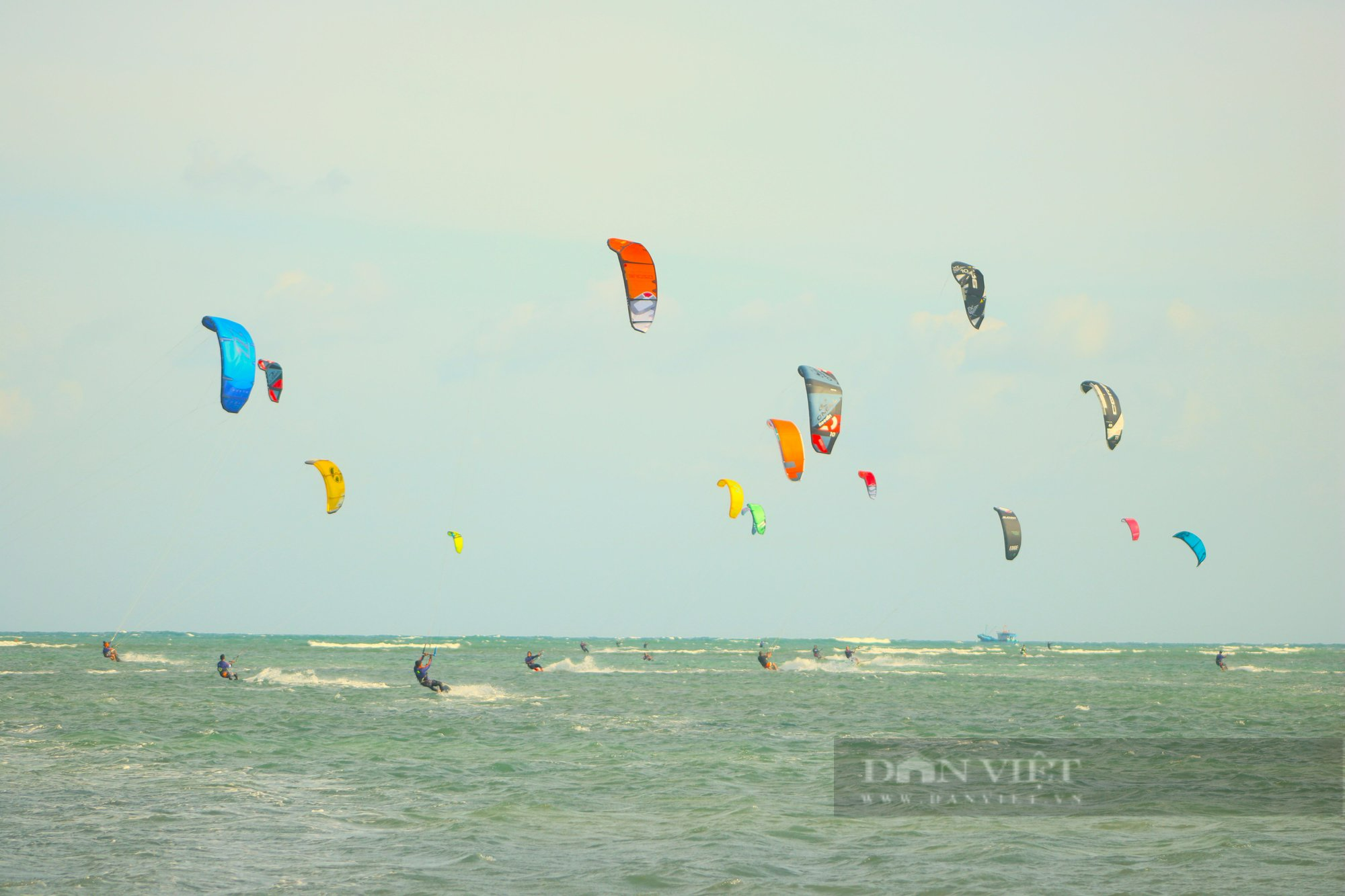 “Mãn nhãn” với bức tranh đầy màu sắc Festival lướt ván diều Quốc tế Sailing Bay Ninh Chử năm 2022 - Ảnh 9.