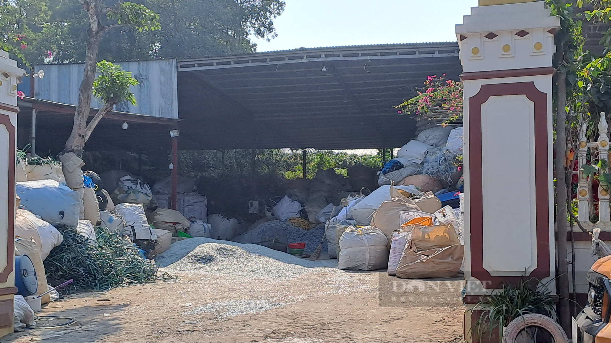 Thái Nguyên: Dân khốn khổ vì xưởng tập kết và tái chế rác thải gây ô nhiễm môi trường trong khu dân cư - Ảnh 1.