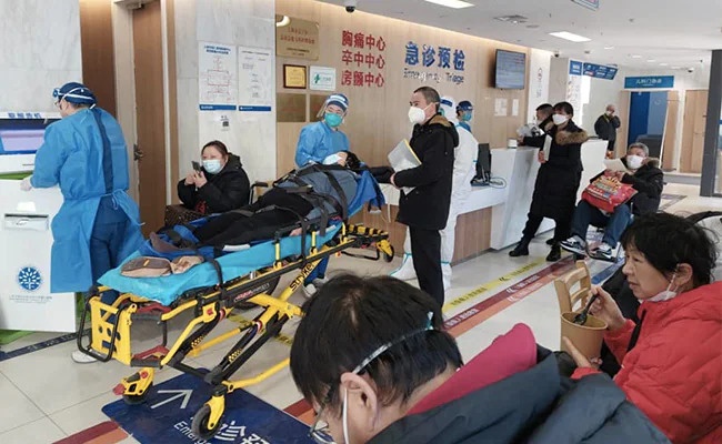 Nhiều bệnh viện ở Trung Quốc quá tải khi dịch Covid-19 lan rộng - Ảnh 1.