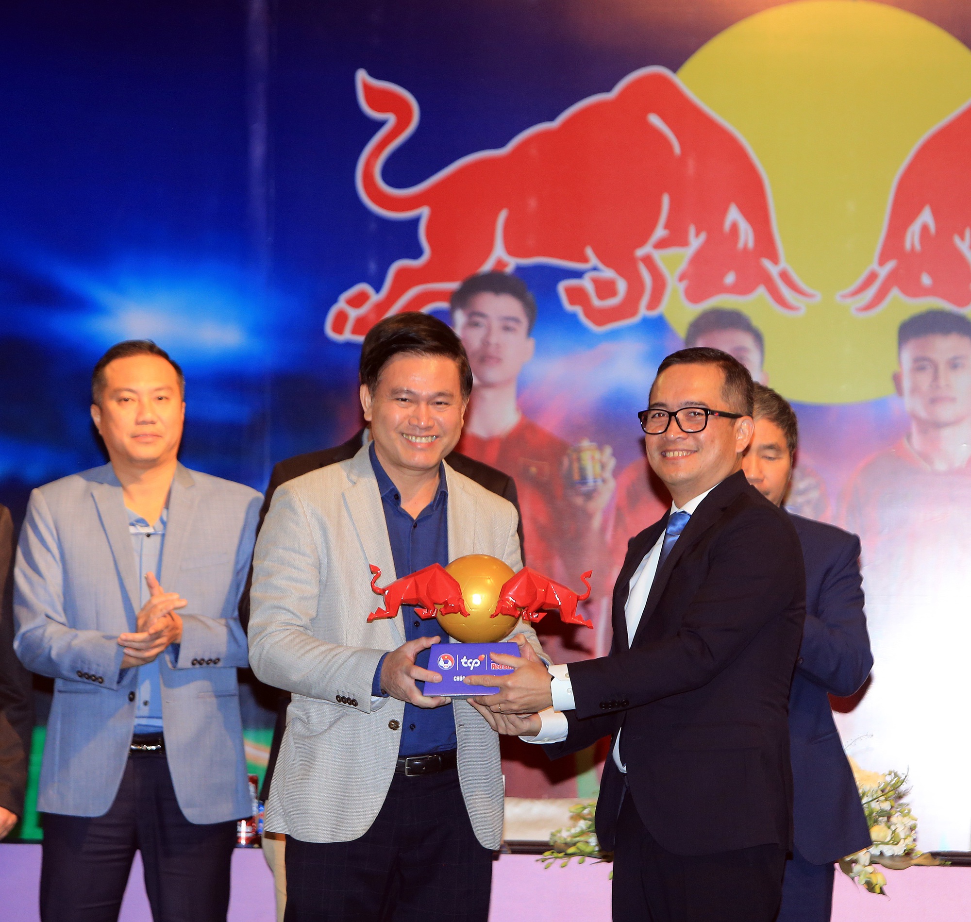 ĐT Việt Nam được &quot;tiếp sức&quot; trước trận đấu với ĐT Malaysia - Ảnh 2.