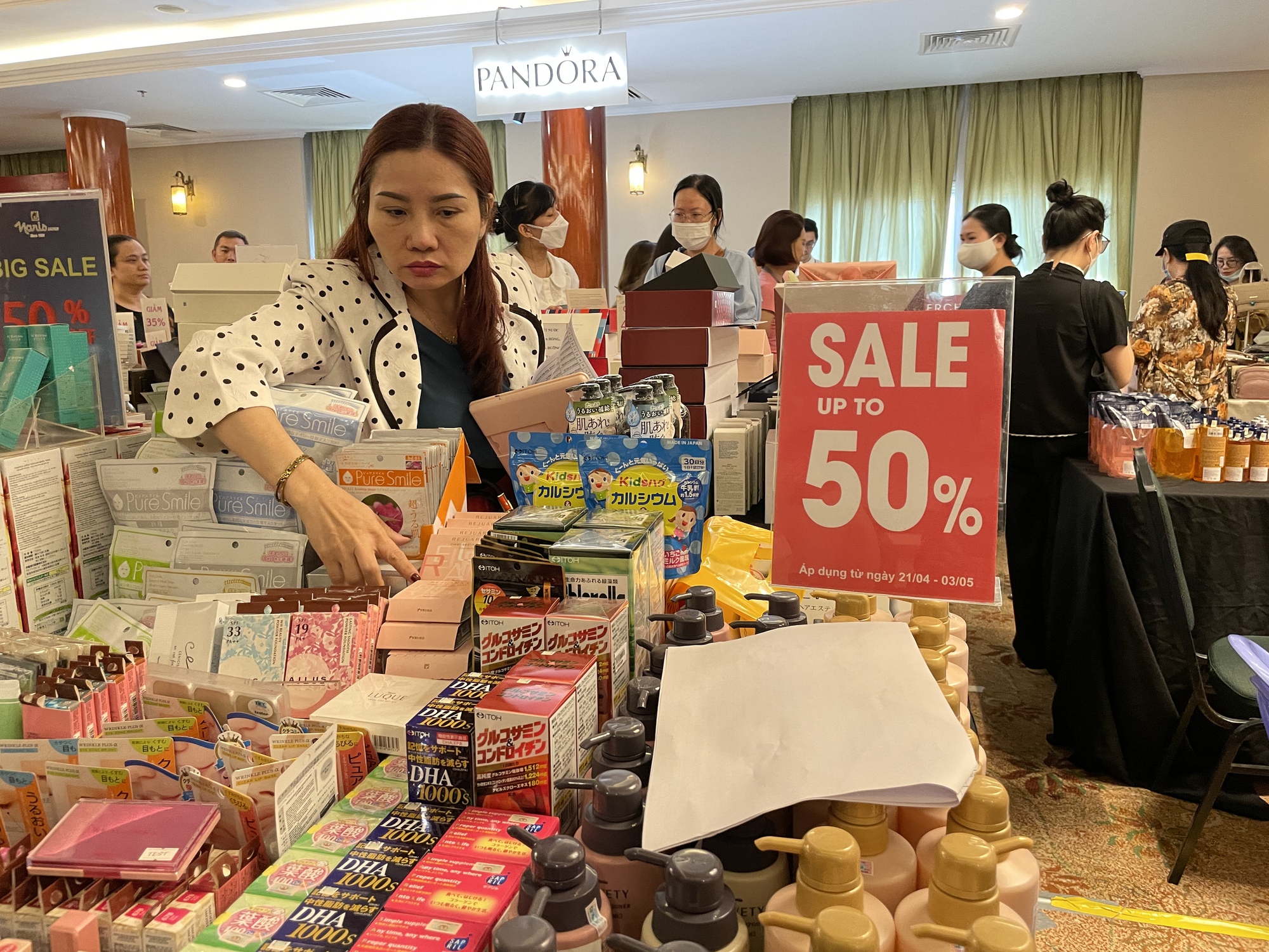 Hàng hiệu giảm giá tới 90% dịp Giáng sinh ở Sài Gòn, khách ùn ùn, chen chân mua sắm - Ảnh 9.