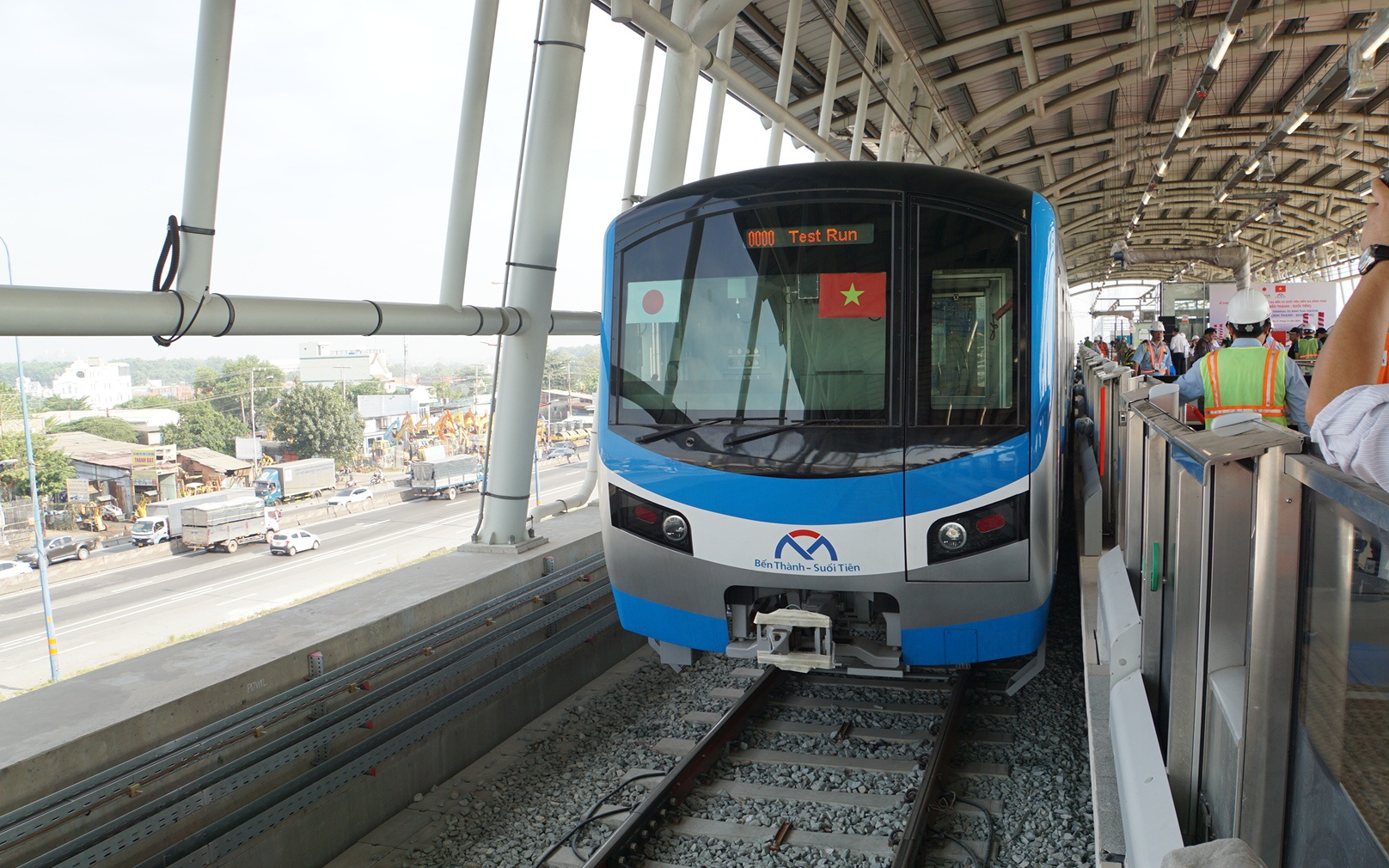 Tuyến metro số 1 bước vào giai đoạn nước rút, xây dựng nhiều cầu bộ hành kết nối nhà ga