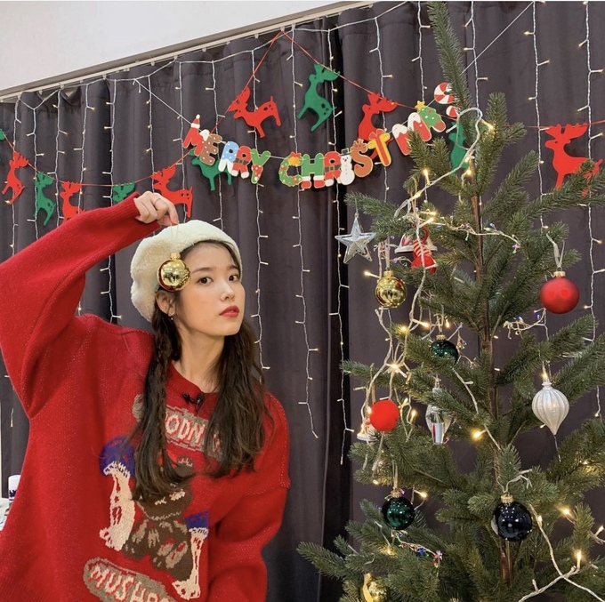 Mỹ nhân Hàn Quốc diện đồ đỏ chơi Noel  - Ảnh 6.