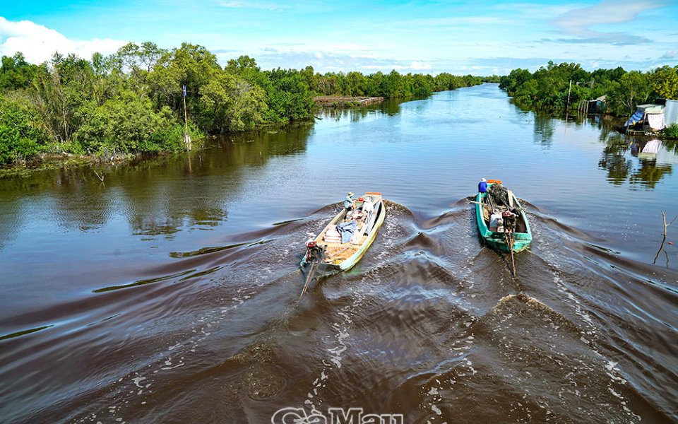 Con sông nào nối Cà Mau với Kiên Giang, trước khi đổ ra vịnh Thái Lan sông chia thành mấy cửa?