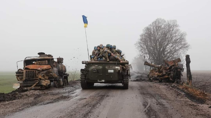 Ukraine đẩy lùi nhiều cuộc tấn công dữ dội của Nga; Moscow hứng 2 vụ cháy căn cứ quân sự trong 1 ngày - Ảnh 2.