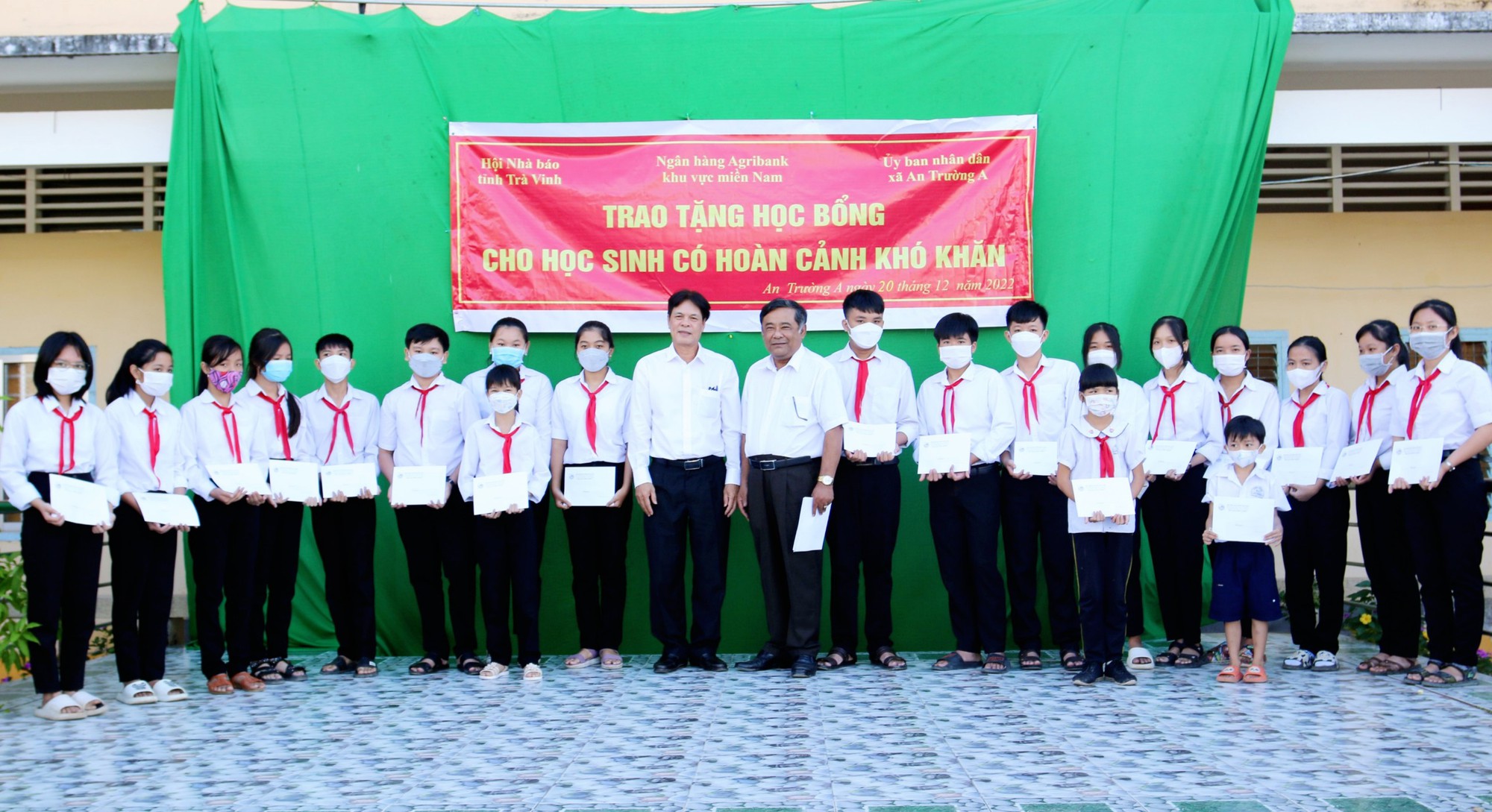 Agribank trao 100 suất học bổng cho học sinh khó khăn tại tỉnh Trà Vinh - Ảnh 3.