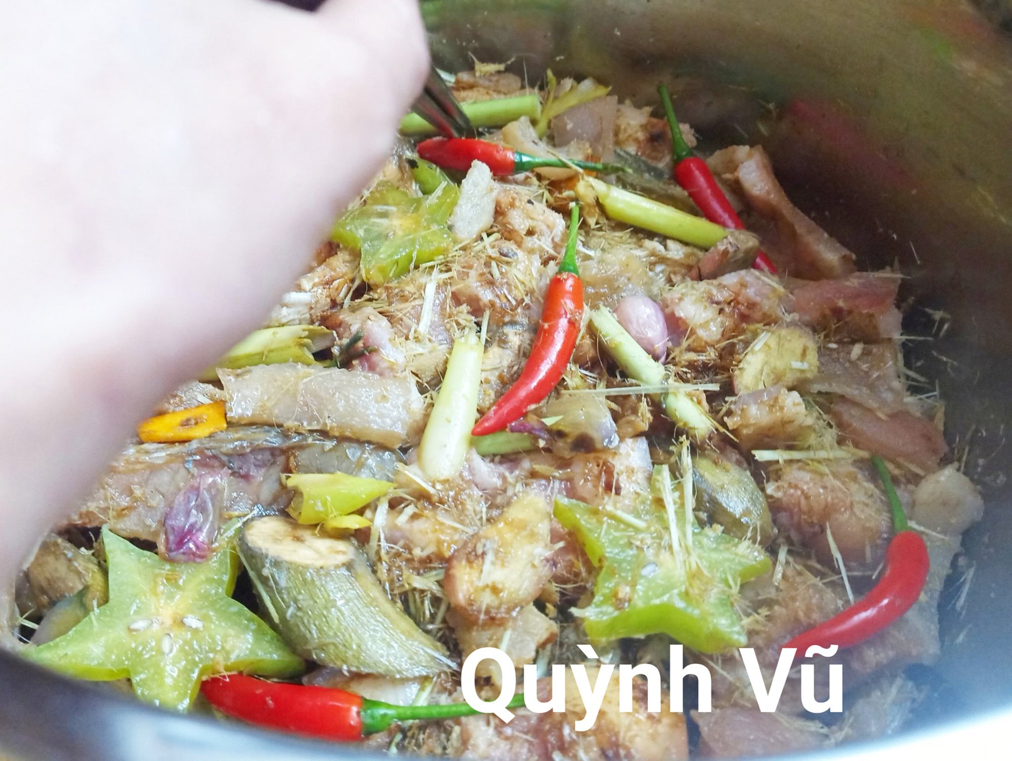 Cá trắm kho cùng loại nguyên liệu này vừa không tanh vừa đậm đà đưa cơm ngày trời lạnh - Ảnh 2.