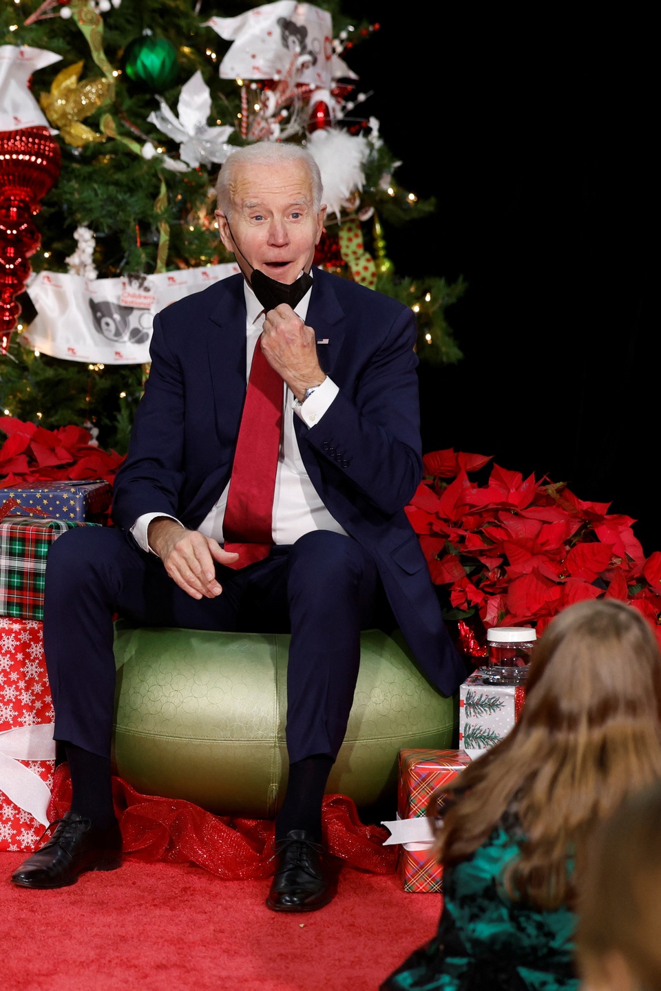 Hình ảnh ông Biden thảnh thơi trước Giáng sinh sau chiến thắng lập pháp - Ảnh 4.