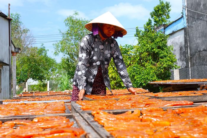 Chạy đua với thời gian, nông dân miền Tây hối hả làm mứt trái cây phục vụ bà con vui Tết 2023 - Ảnh 11.