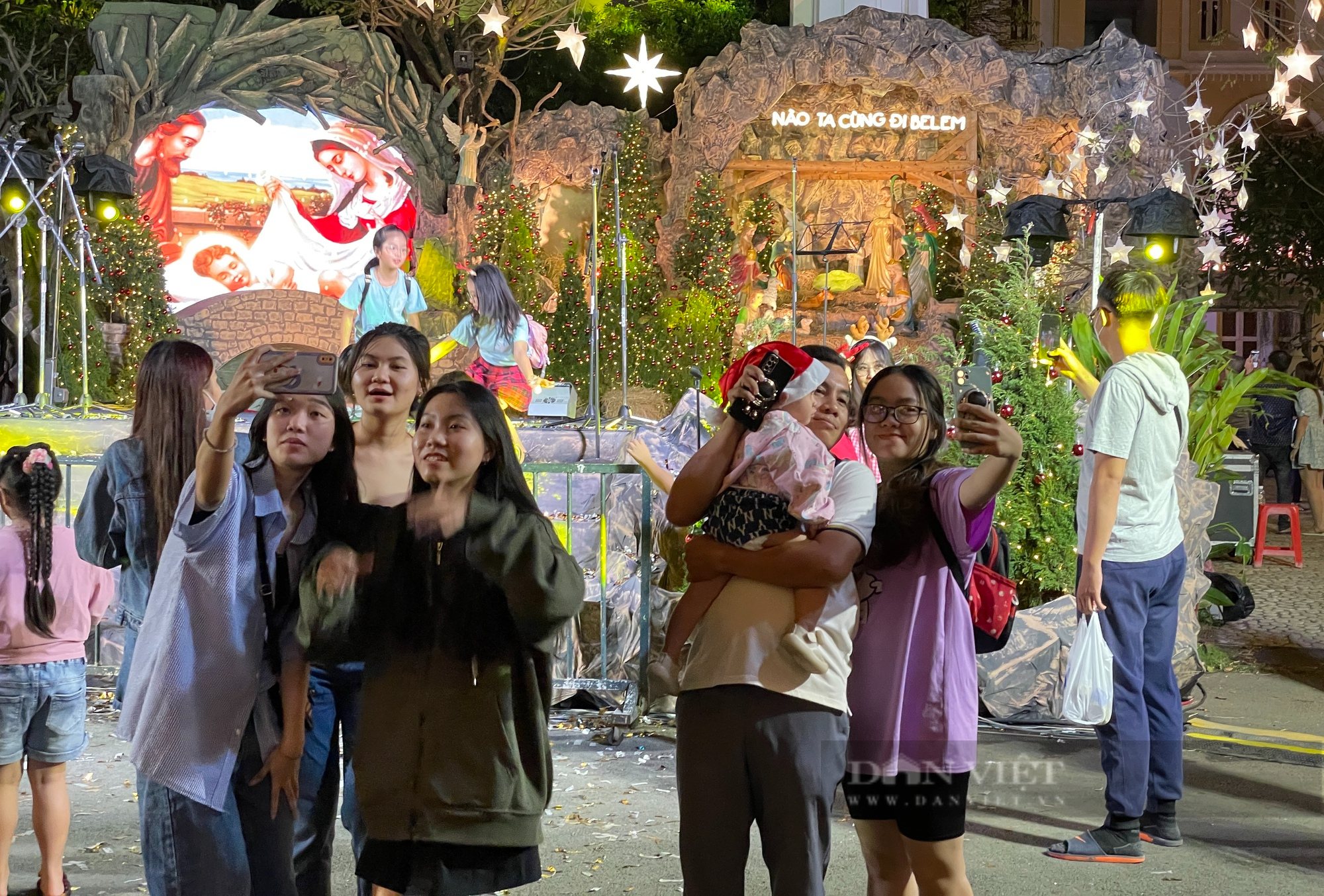 Không chỉ xóm đạo quận 8, Gò Vấp, nhà thờ Tân Định trang hoàng lung linh, còn có tuyết rơi dịp Giáng sinh - Ảnh 5.