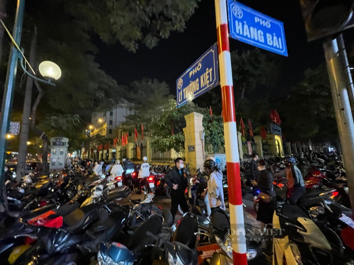 Nhiều chỗ gửi xe máy ở trung tâm Hà Nội &quot;cháy vé&quot; đêm Noel, có nơi 'hét' giá 50.000 đồng/lượt - Ảnh 2.