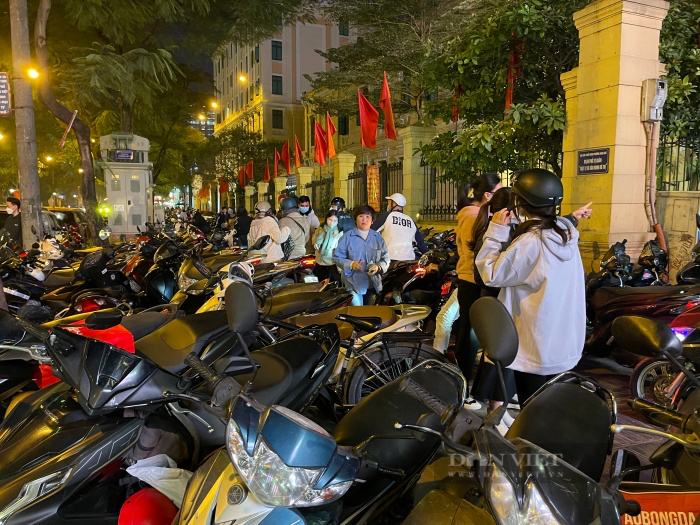 Nhiều chỗ gửi xe máy ở trung tâm Hà Nội &quot;cháy vé&quot; đêm Noel, có nơi 'hét' giá 50.000 đồng/lượt - Ảnh 3.