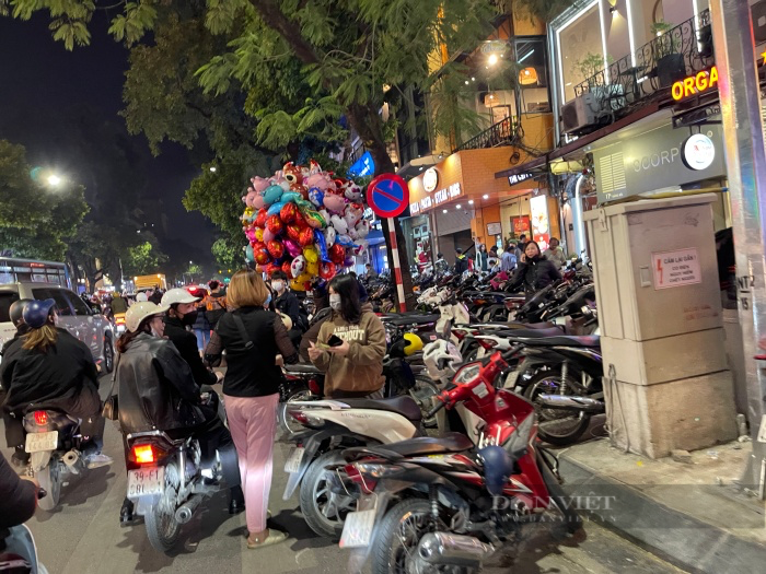 Nhiều chỗ gửi xe máy ở trung tâm Hà Nội &quot;cháy vé&quot; đêm Noel, có nơi 'hét' giá 50.000 đồng/lượt - Ảnh 4.