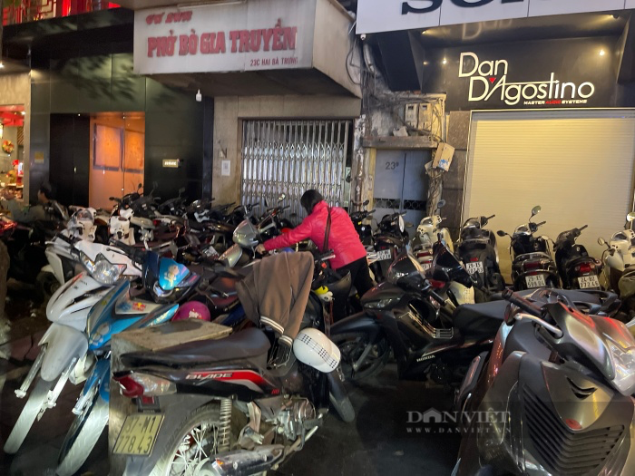 Nhiều chỗ gửi xe máy ở trung tâm Hà Nội &quot;cháy vé&quot; đêm Noel, có nơi 'hét' giá 50.000 đồng/lượt - Ảnh 5.