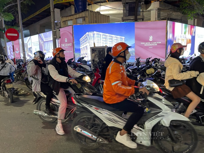 Nhiều chỗ gửi xe máy ở trung tâm Hà Nội &quot;cháy vé&quot; đêm Noel, có nơi 'hét' giá 50.000 đồng/lượt - Ảnh 6.