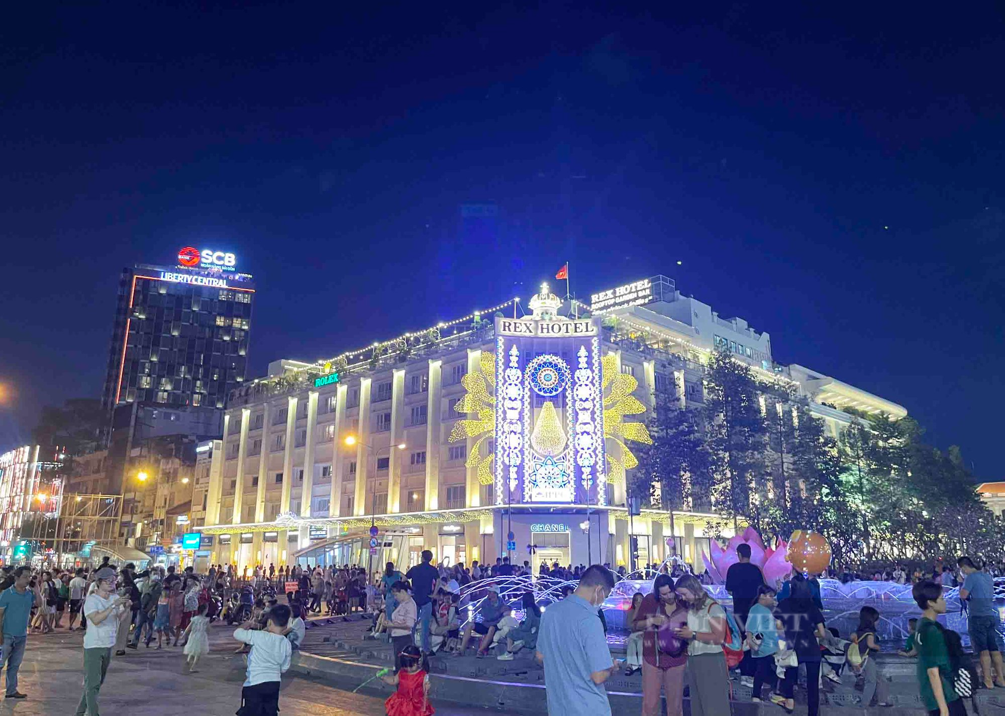 Trung tâm Sài Gòn náo nhiệt đêm Giáng sinh - Ảnh 5.