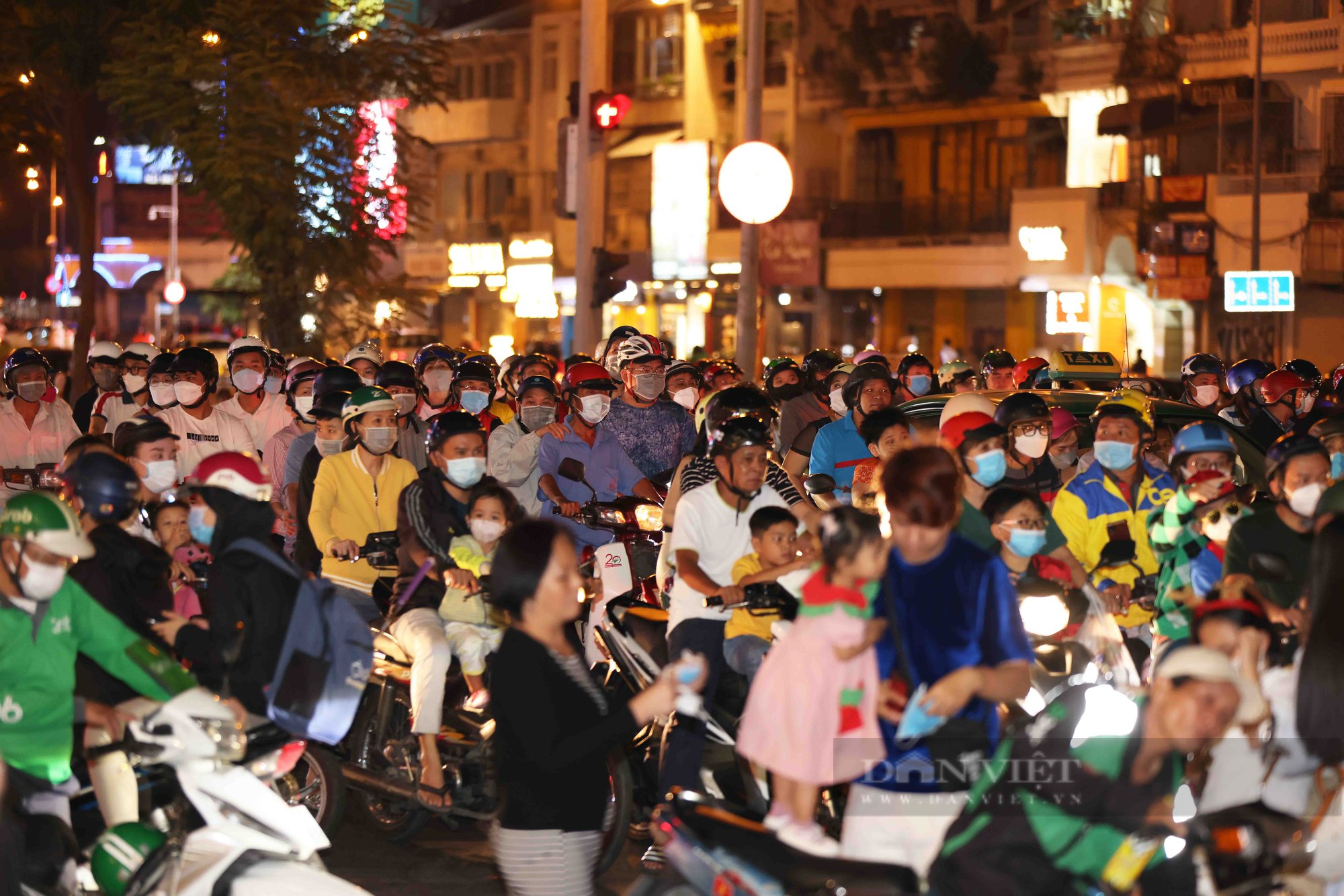 Trung tâm Sài Gòn náo nhiệt đêm Giáng sinh - Ảnh 7.