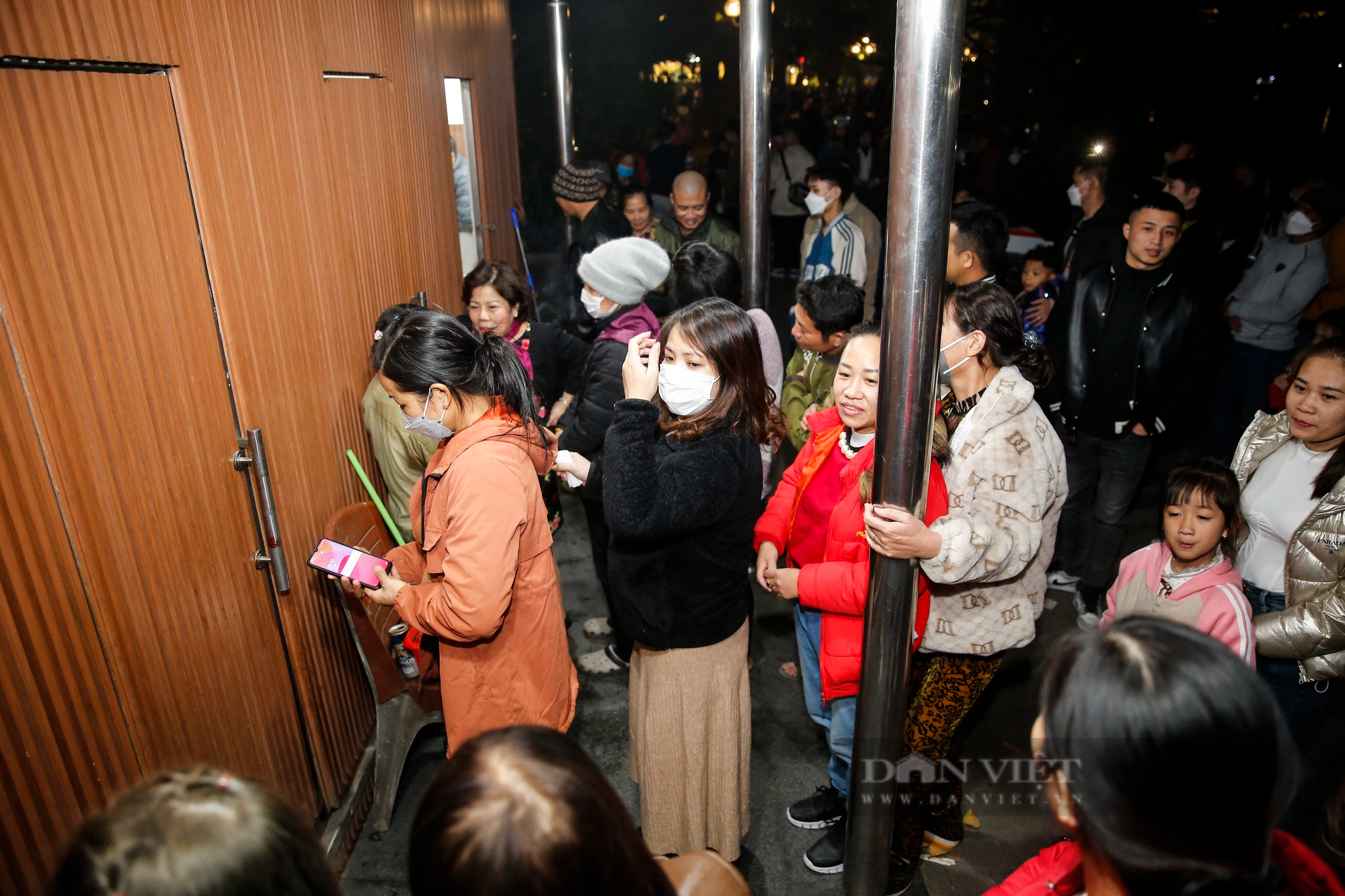 Xếp hàng chờ cả tiếng để tới lượt đi vệ sinh trong đêm Noel tại Hà Nội - Ảnh 4.