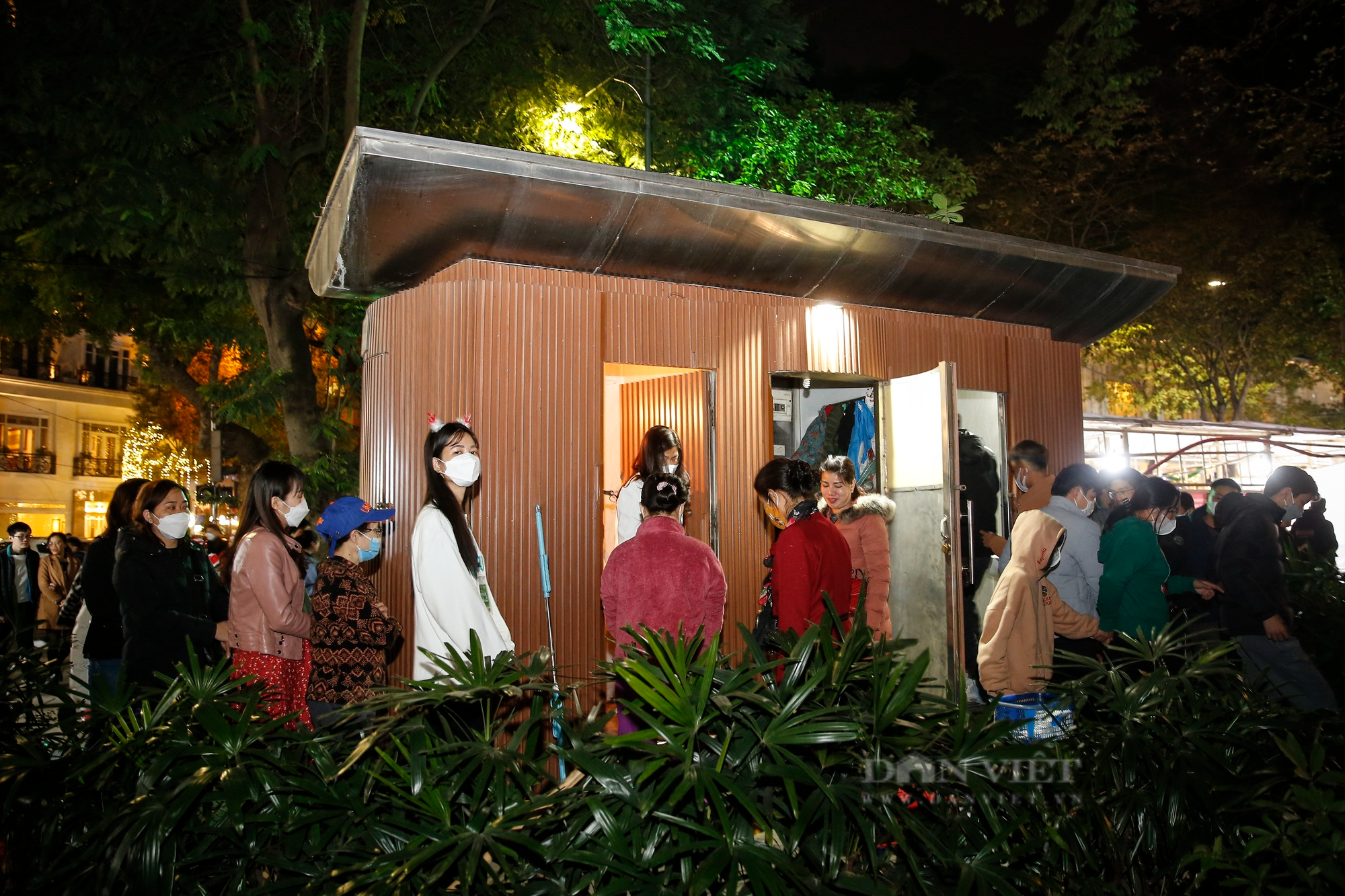 Xếp hàng chờ cả tiếng để tới lượt đi vệ sinh trong đêm Noel tại Hà Nội - Ảnh 8.