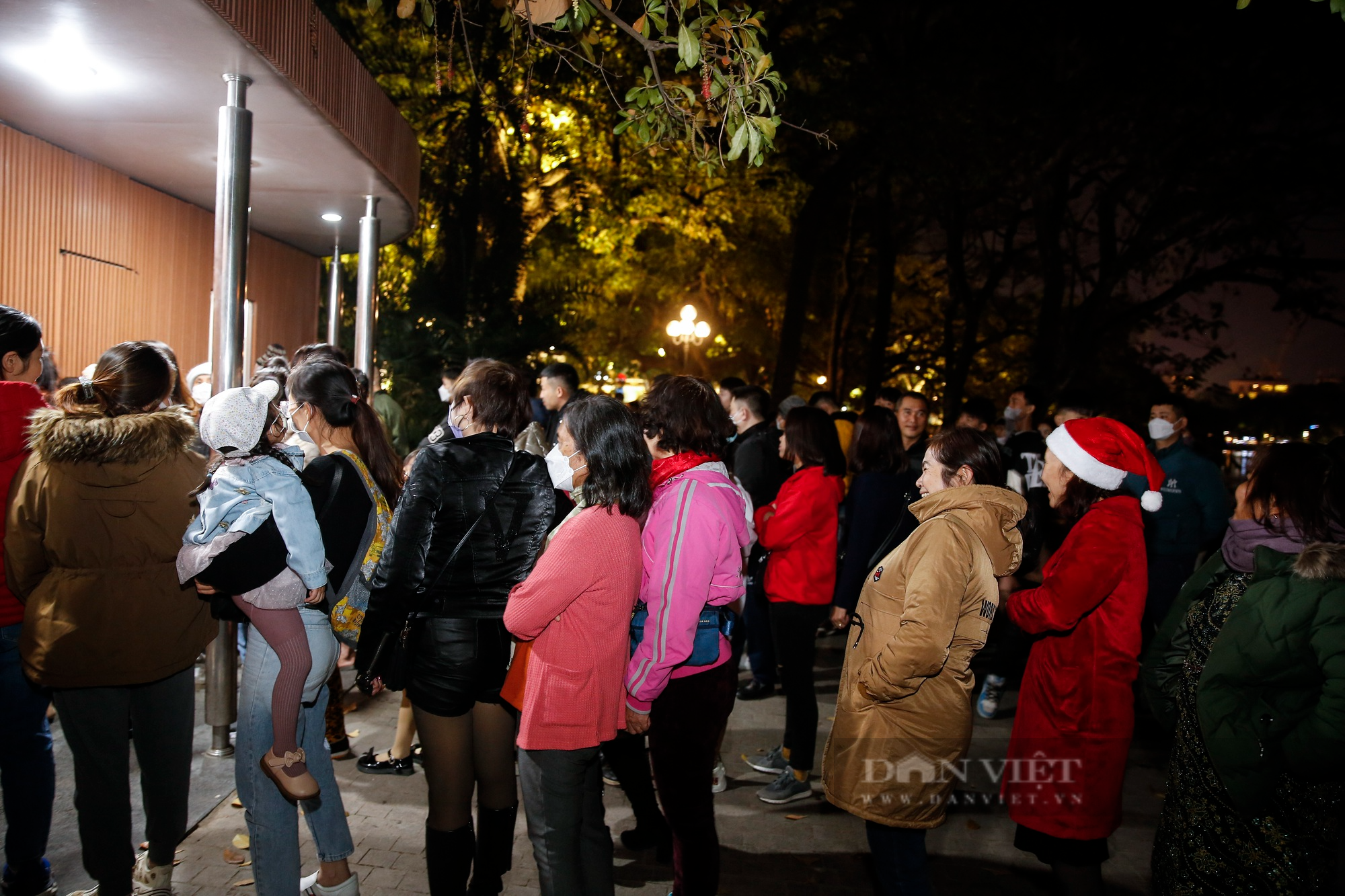 Xếp hàng chờ cả tiếng để tới lượt đi vệ sinh trong đêm Noel tại Hà Nội - Ảnh 10.