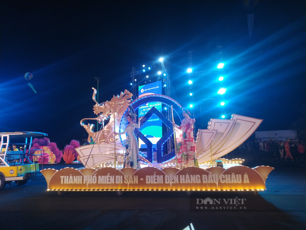 Đã mắt xem trình diễn dù lượn, thủy phi cơ tại Carnaval mùa đông Hạ Long 2022 - Ảnh 2.