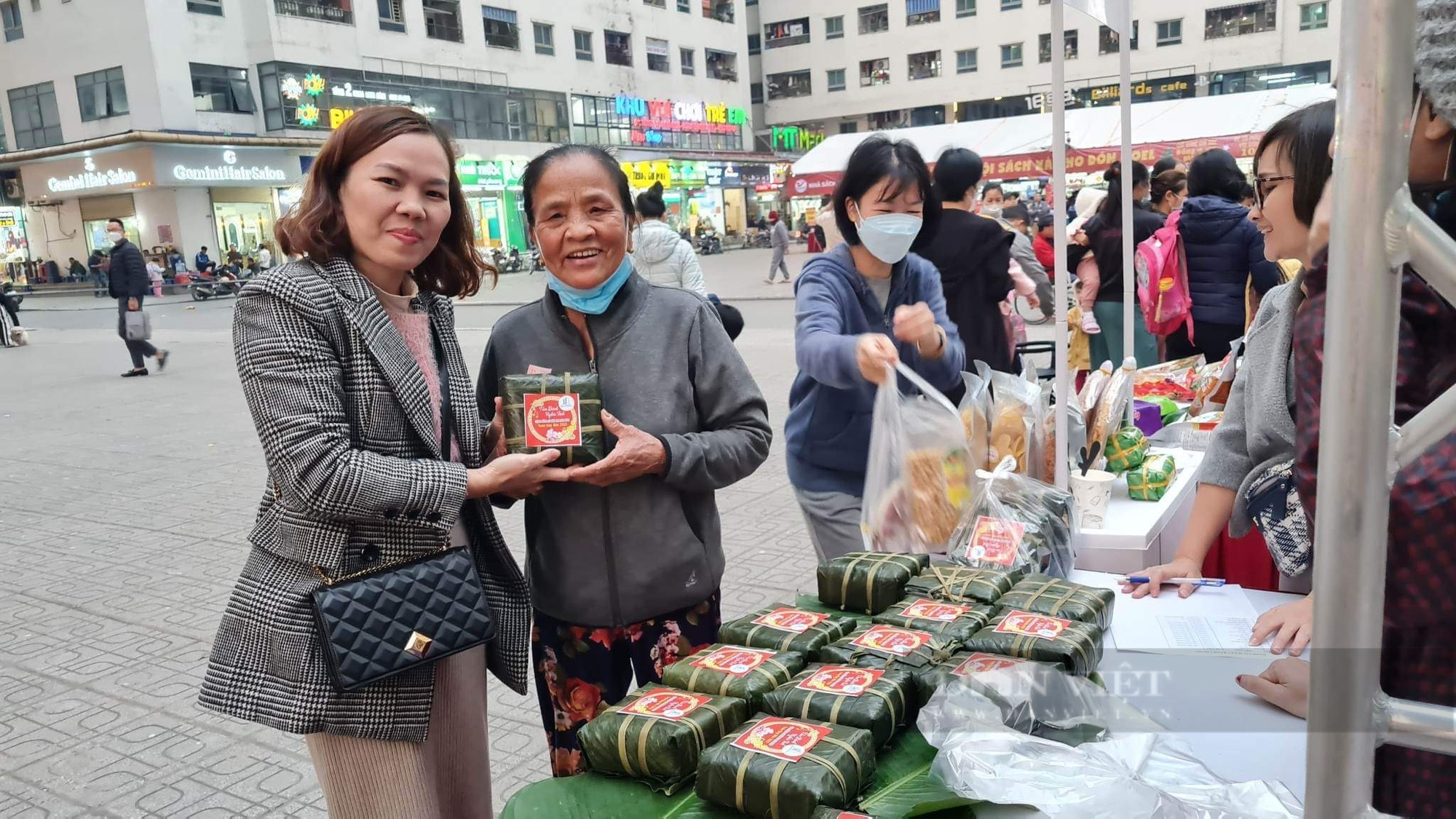 Chung cư Hà Nội gói bánh chưng bán gây quỹ ủng hộ xe yêu thương giúp bệnh nhân nghèo về quê đón Tết - Ảnh 4.