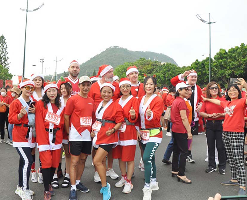 Sôi động 3.000 vận động viên tham gia đón Giáng sinh tại Vũng Tàu - Ảnh 2.