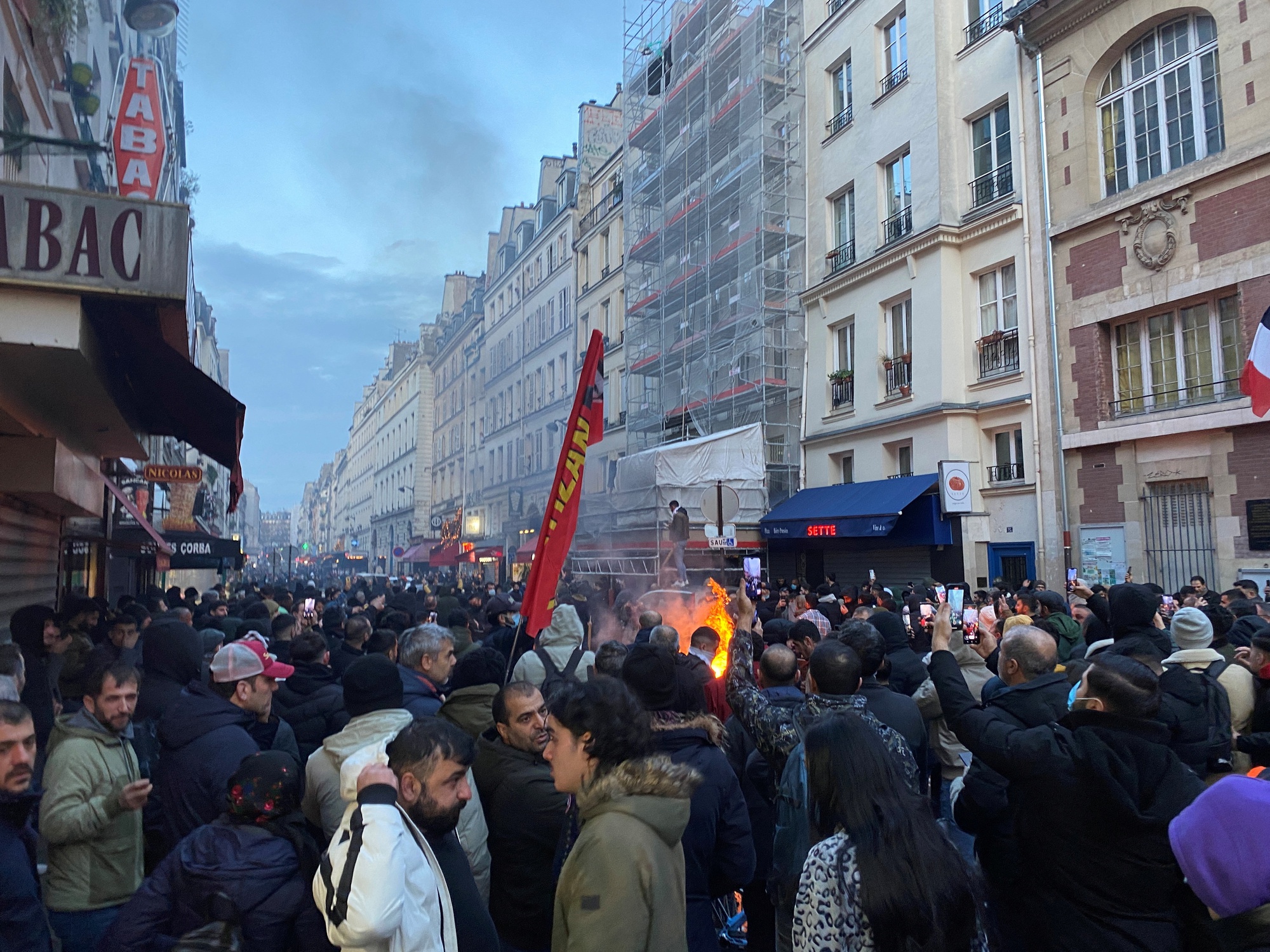 Bạo loạn ở Paris - Ảnh 2.