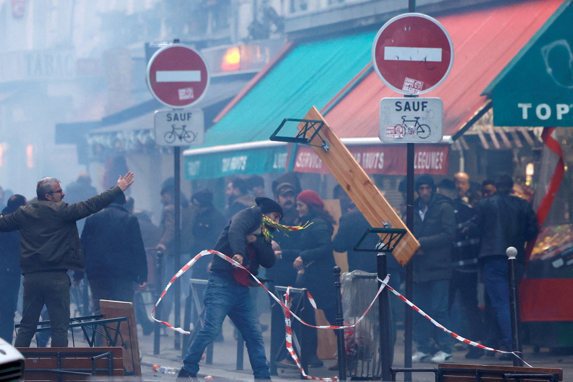 Bạo loạn ở Paris - Ảnh 4.