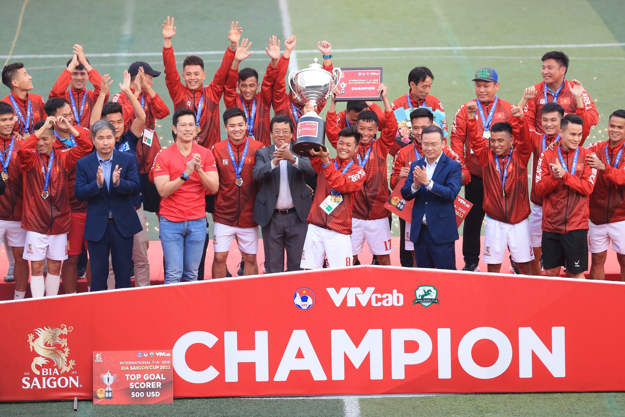 Nam &quot;nhóc&quot; tỏa sáng, Việt Nam vô địch Giải bóng đá 7 người Quốc tế Cúp Bia Saigon 2022 - Ảnh 4.