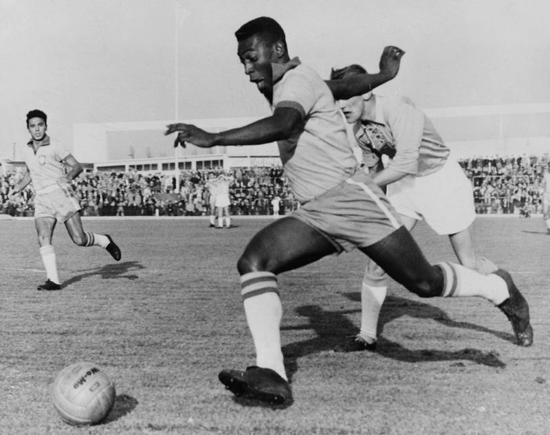 Sự nghiệp lẫy lừng của "Vua bóng đá" Pele qua ảnh - Ảnh 1.