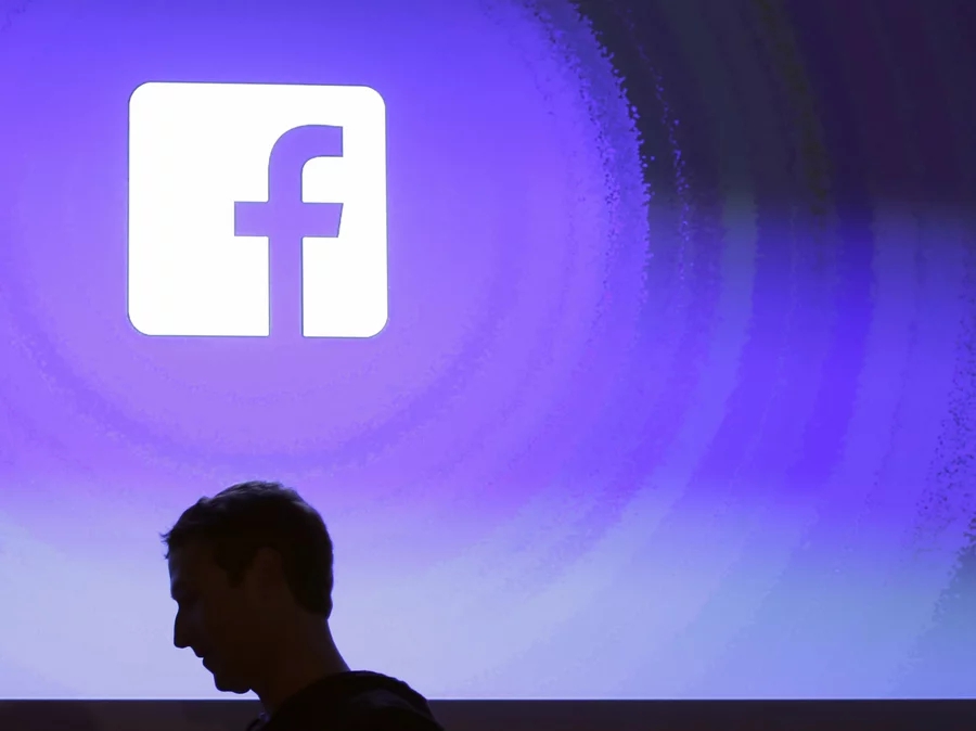 Thỏa thuận dàn xếp được đề xuất, được tiết lộ trong hồ sơ tòa án mới nhất, sẽ giải quyết một vụ kiện kéo dài được thúc đẩy bởi những tiết lộ vào năm 2018 rằng Facebook đã cho phép công ty tư vấn chính trị của Anh Cambridge Analytica truy cập dữ liệu của 87 triệu người dùng. Ảnh: @AFP.