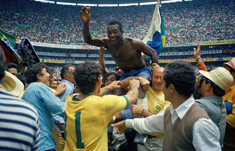 Sự nghiệp lẫy lừng của &quot;Vua bóng đá&quot; Pele qua ảnh - Ảnh 11.