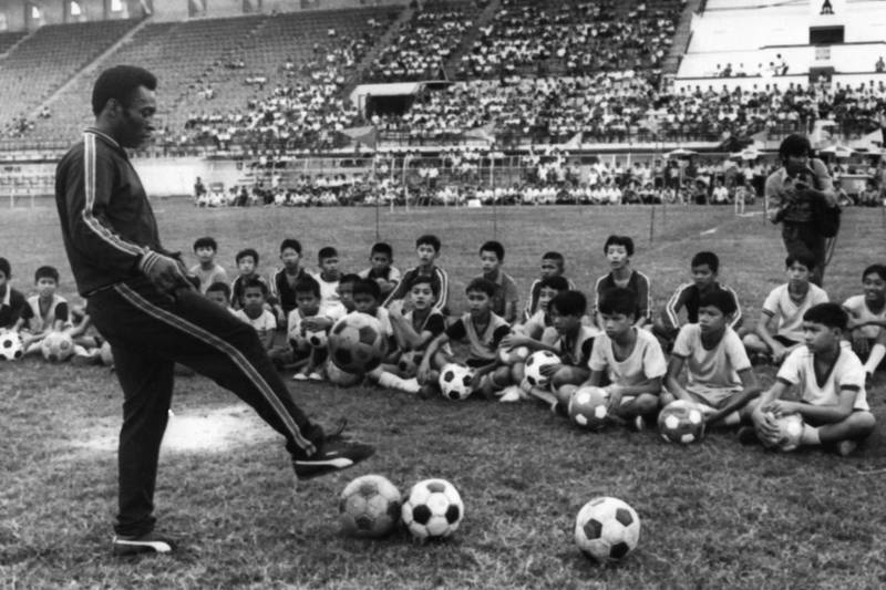 Sự nghiệp lẫy lừng của "Vua bóng đá" Pele qua ảnh - Ảnh 15.