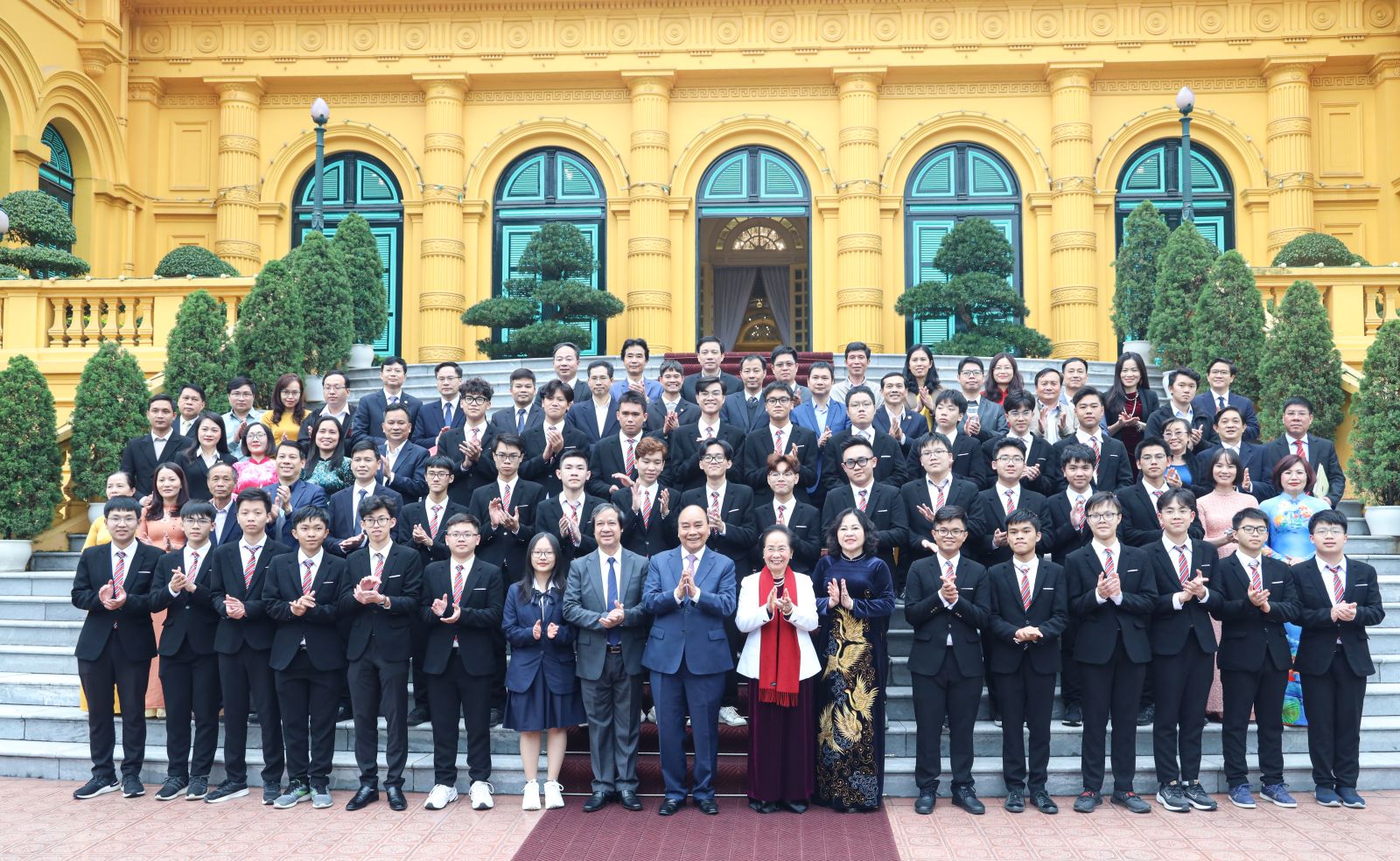Chủ tịch nước gặp mặt học sinh đoạt giải kỳ thi Olympic và Khoa học kỹ thuật quốc tế 2022 - Ảnh 2.
