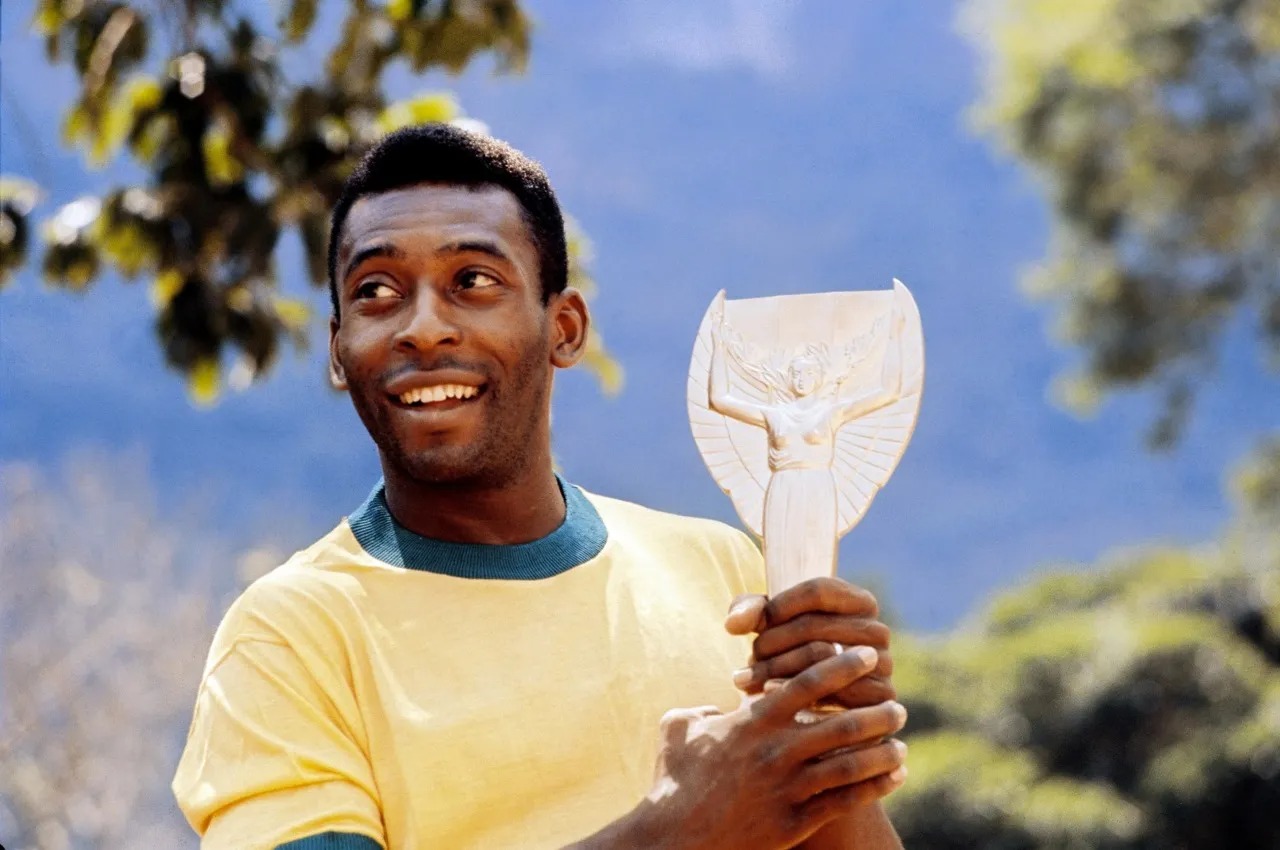 Sự nghiệp lẫy lừng của &quot;Vua bóng đá&quot; Pele qua ảnh - Ảnh 4.