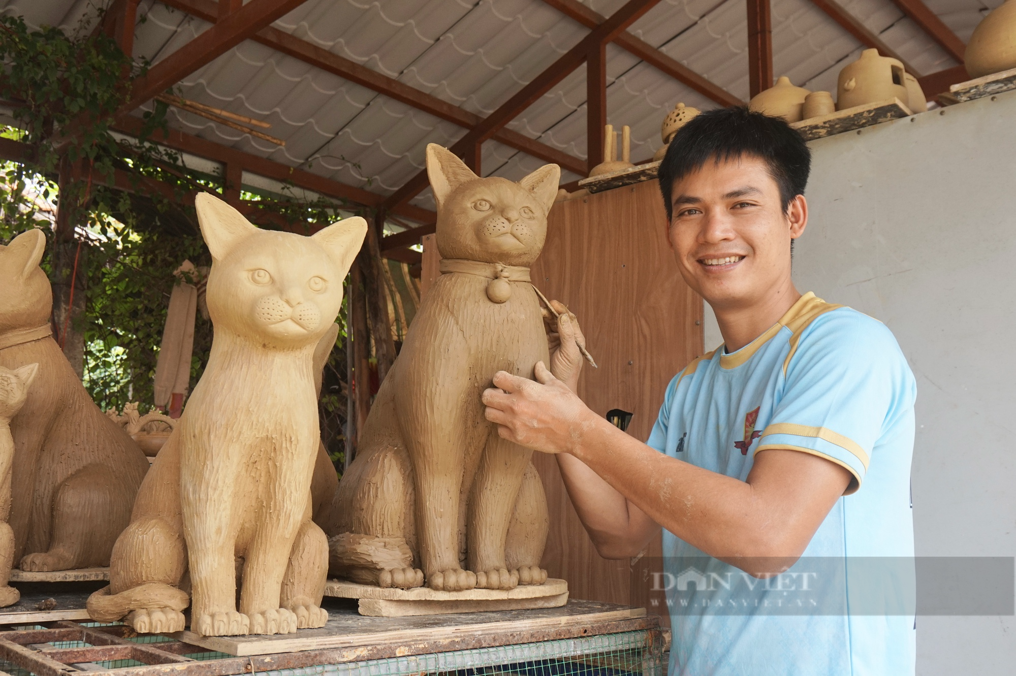 Hãy khám phá làng cổ Hội An, Quảng Nam và chứng kiến sự tài năng thực sự của các nghệ nhân nặn gốm. Nếu bạn quan tâm đến nghệ thuật nặn linh và muốn tìm hiểu về mèo đất nặn, tại đây là nơi lý tưởng để bắt đầu.