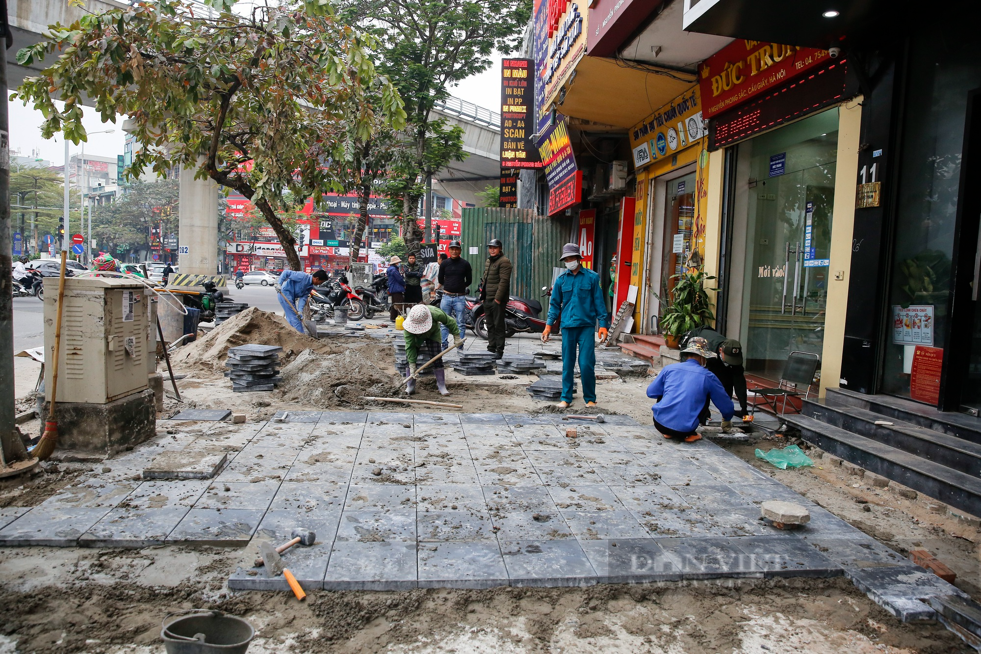 Hàng loạt tuyến phố tại Hà Nội lát gạch bê tông giả đá trên vỉa hè - Ảnh 1.