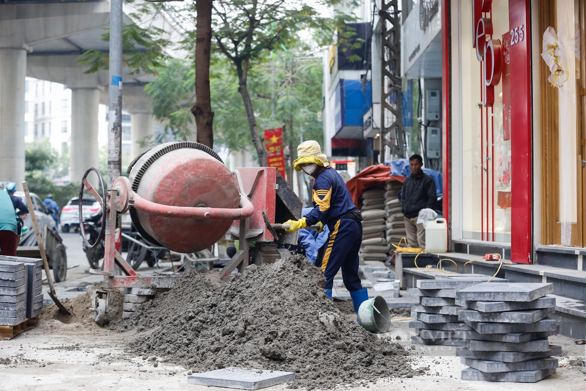 Hàng loạt tuyến phố tại Hà Nội lát gạch bê tông giả đá trên vỉa hè - Ảnh 3.