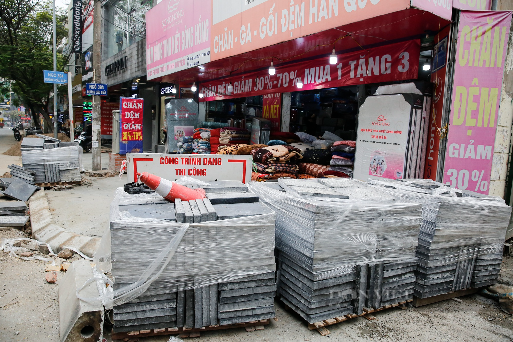 Hàng loạt tuyến phố tại Hà Nội lát gạch bê tông giả đá trên vỉa hè - Ảnh 5.