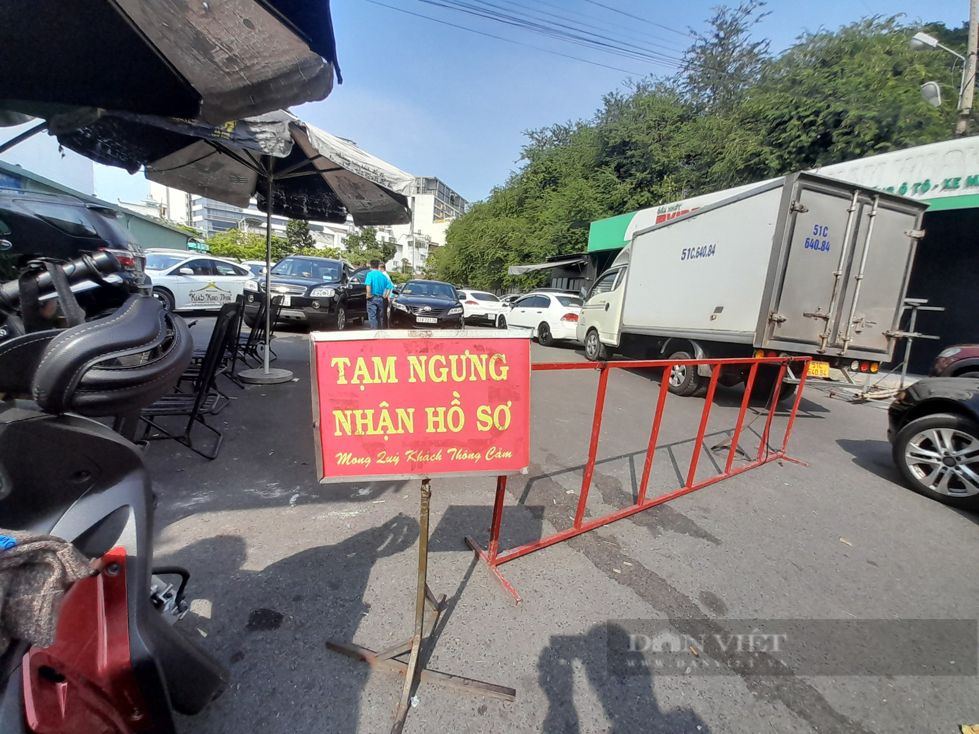 TP.HCM: Trung tâm đăng kiểm buổi trưa ngưng nhận hồ sơ, nhưng làm việc đến tối vẫn chưa xong - Ảnh 2.