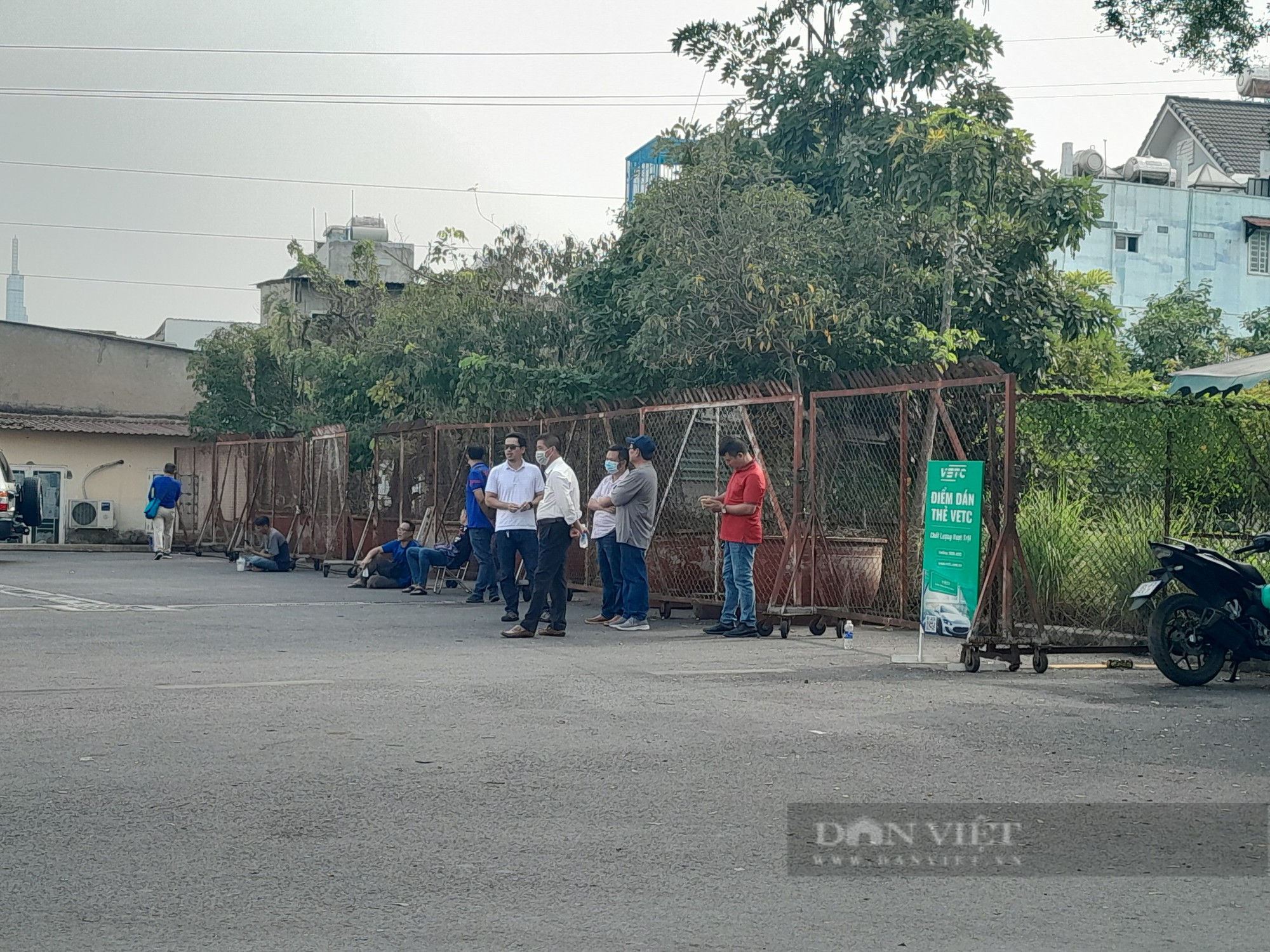 TP.HCM: Trung tâm đăng kiểm buổi trưa ngưng nhận hồ sơ, nhưng làm việc đến tối vẫn chưa xong - Ảnh 8.