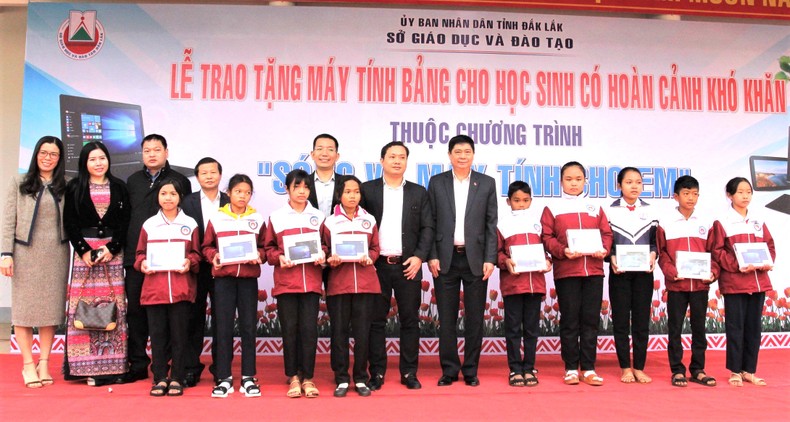 Đắk Lắk: Trao tặng 14.000 máy tính bảng cho học sinh có hoàn cảnh khó khăn - Ảnh 1.