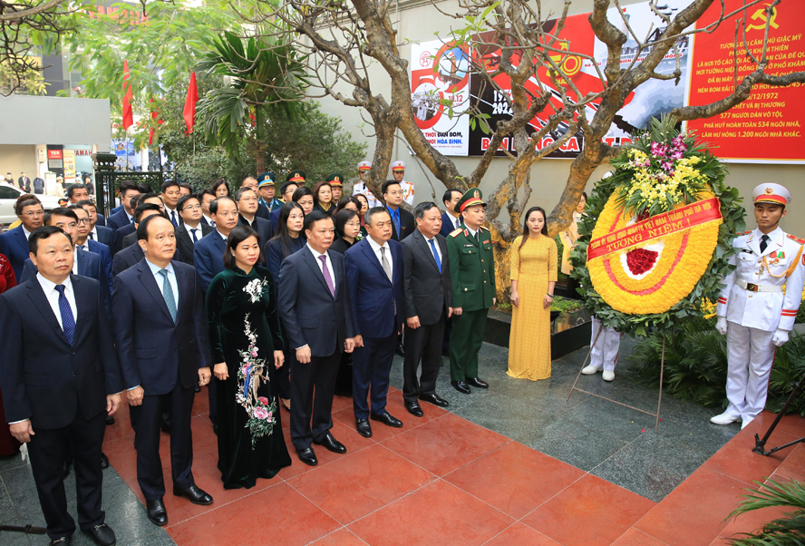 Lãnh đạo Hà Nội dâng hương tưởng nhớ đồng bào bị B52 sát hại 50 năm trước ở phố Khâm Thiên - Ảnh 2.