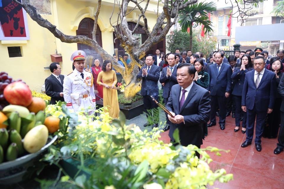 Lãnh đạo Hà Nội dâng hương tưởng nhớ đồng bào bị B52 sát hại 50 năm trước ở phố Khâm Thiên - Ảnh 1.