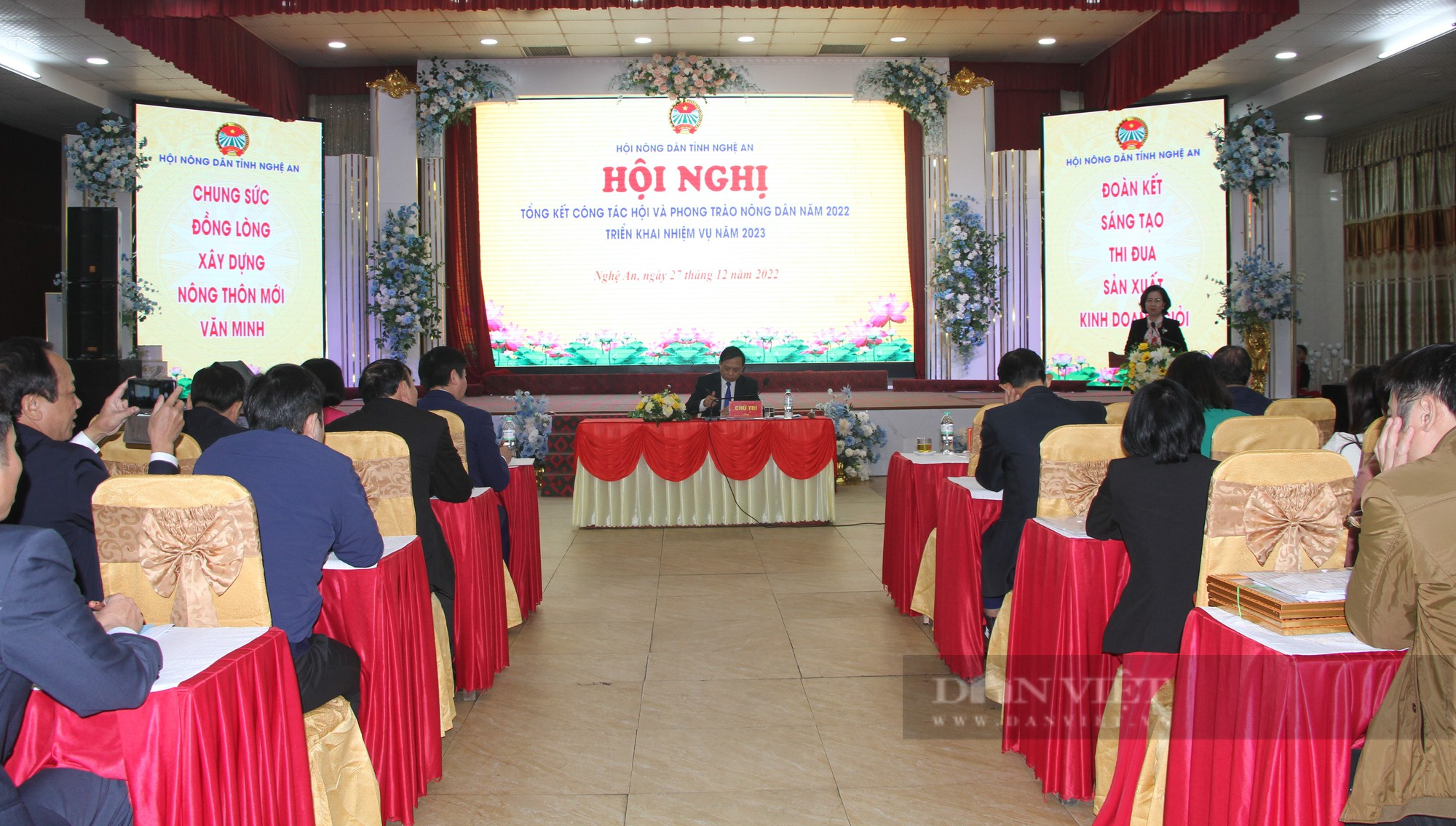 Hội Nông dân tỉnh Nghệ An vinh dự đón nhận cờ thi đua của Thủ tướng Chính phủ - Ảnh 1.
