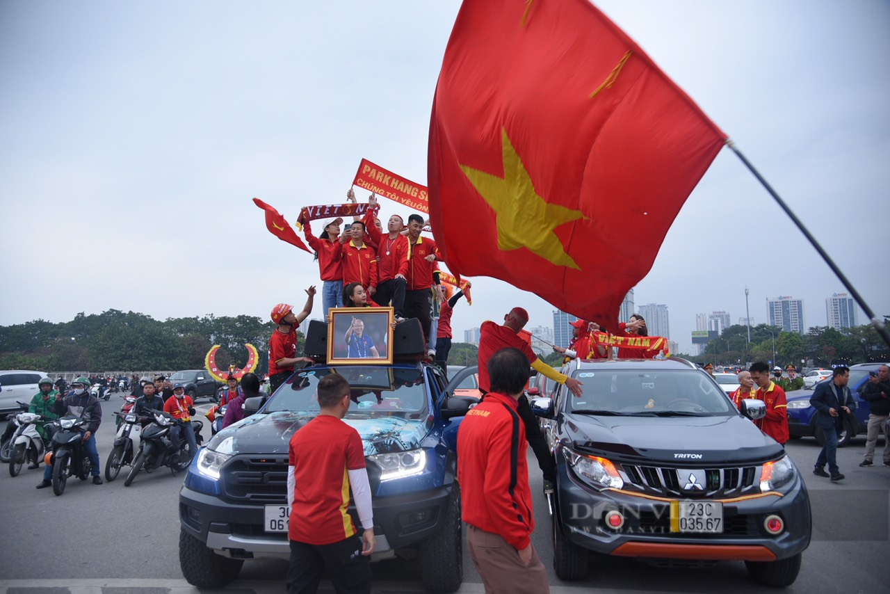 Hàng nghìn CĐV kéo về sân Mỹ Đình tiếp lửa cho ĐT Việt Nam - Ảnh 7.