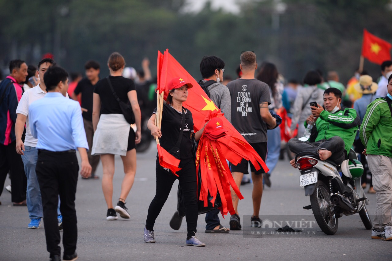 Hàng nghìn CĐV kéo về sân Mỹ Đình tiếp lửa cho ĐT Việt Nam - Ảnh 8.